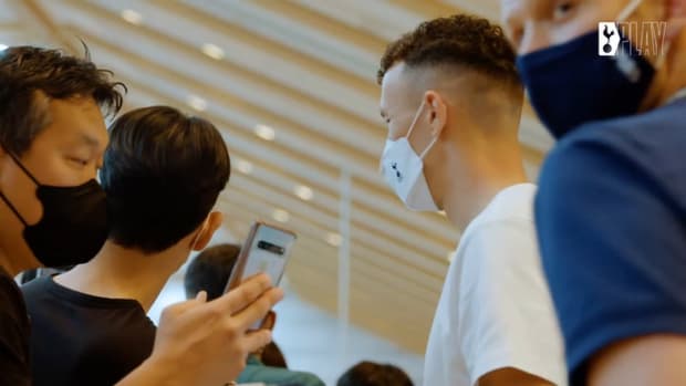 Spurs stars meet fans and sign shirts in Seoul